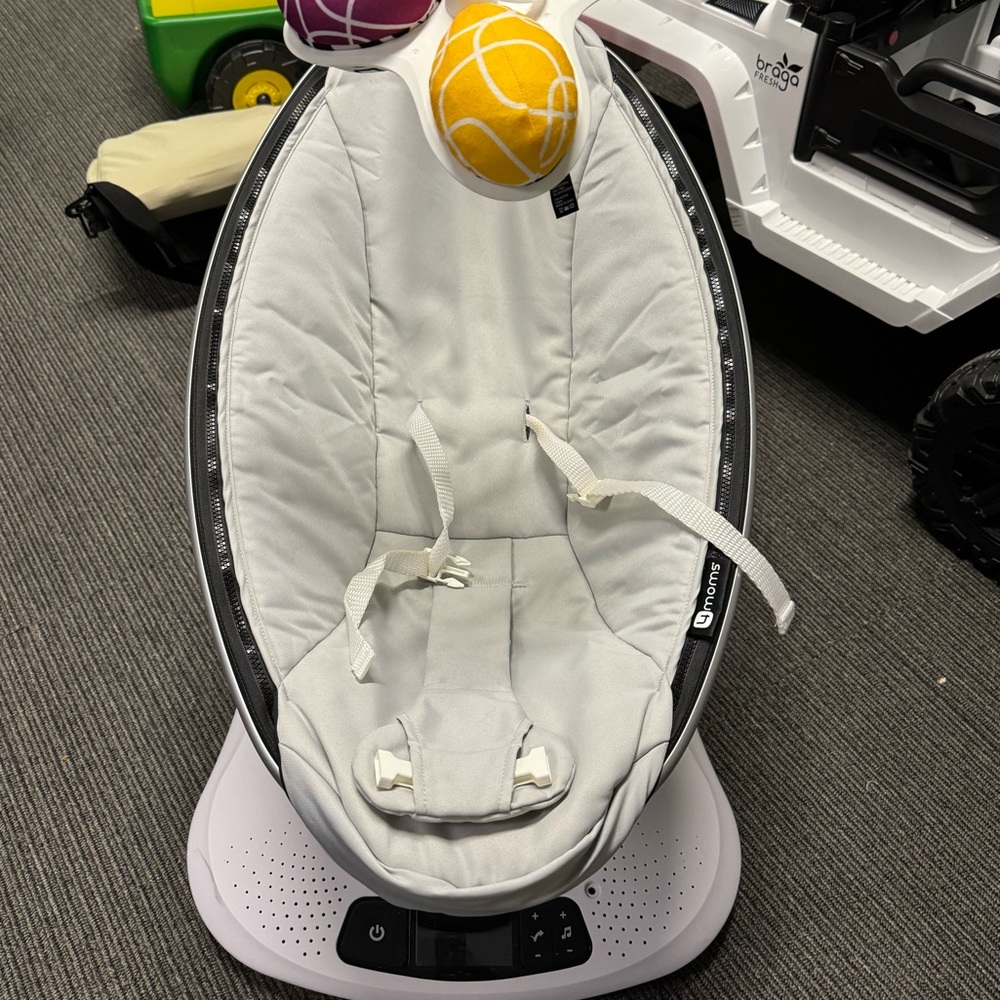 4 Moms Swings good condition works great variety of swings/speeds and music.